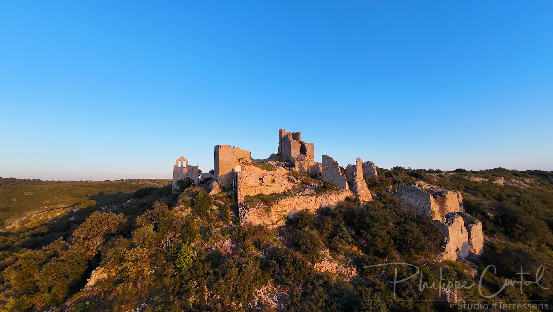 Le château d'Aumelas, Hérault | Photo : Philippe Contal, Studio #Terressens